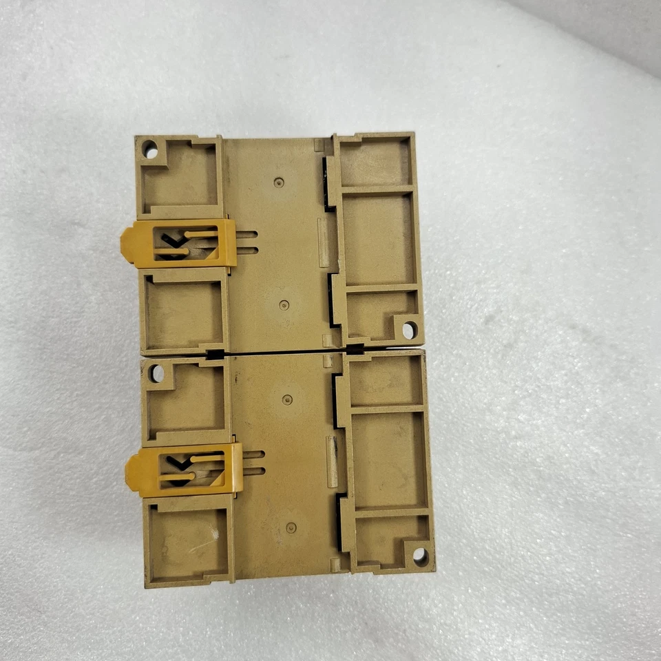 OMRON ZEN 10C1AR-A-V1 WITH ZEN-8EAR IN/OUT UNIT (LOW VISIBILITY ON DISPLAY)